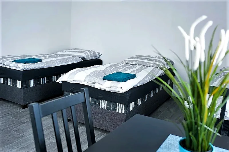 Dvě ustlaná lůžka s ručníky