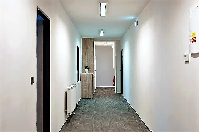 Světlá chodba se vstupy do pokojů