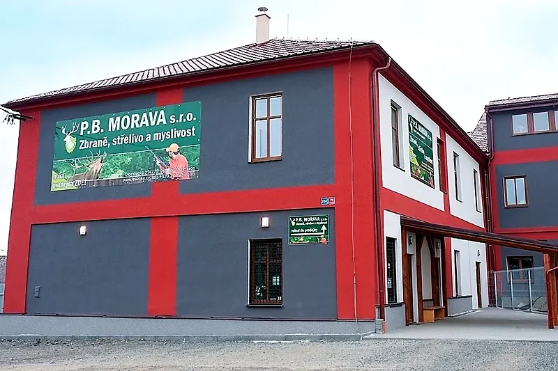 Budova s cedulí P. B. MORAVA – zbraně, střelivo a myslivost