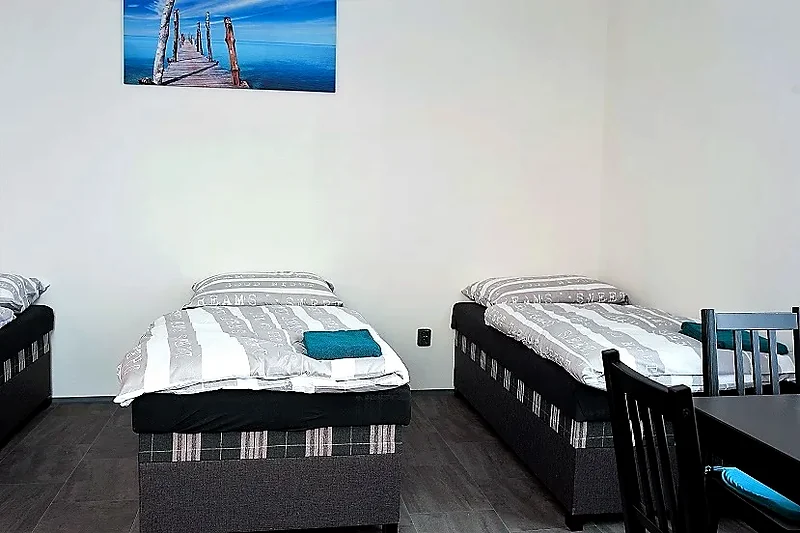 Pokoj se dvěma lůžky a stolem